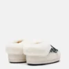 Moon Boot X Guest in Residence Evx Chalet White Sand Mules από συνθετική γούνα Moon Boot X Guest in Residence Evx Chalet White Sand Mules από συνθετική γούνα